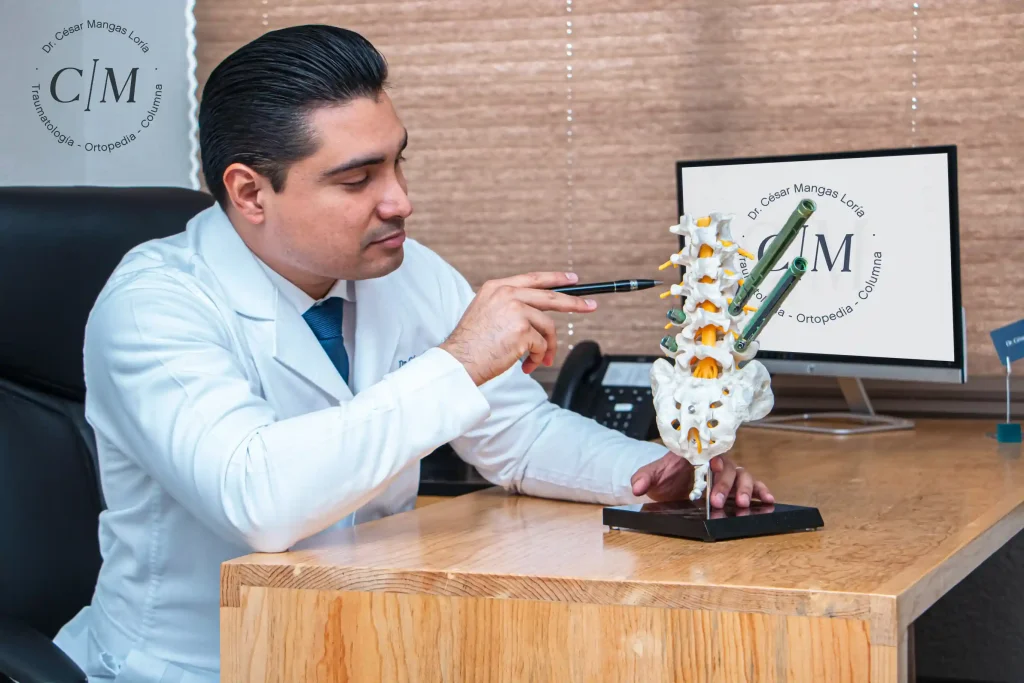 ortopedista-explicando-una-columna-vertebral